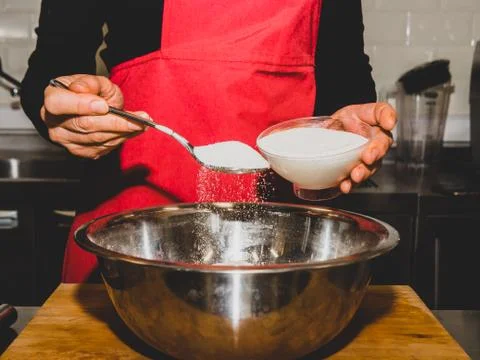 The process of making pancakes. Cook in the kitchen makes the dough. Foto stock