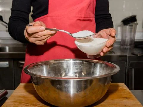 The process of making pancakes. Cook in the kitchen makes the dough. Foto stock
