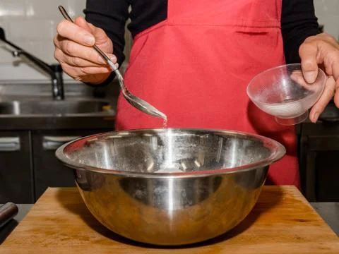 The process of making pancakes. Cook in the kitchen makes the dough. Foto stock