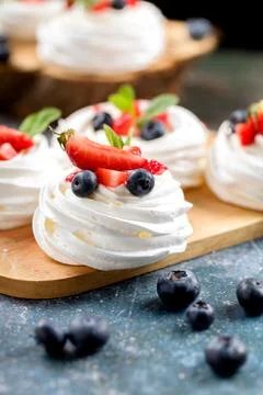 The process of making Pavlova dessert Fotos de archivo
