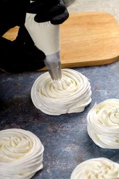 The process of making Pavlova dessert 库存照片