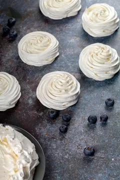 The process of making Pavlova dessert 库存照片