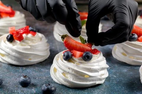 The process of making Pavlova dessert 库存照片