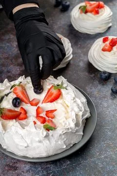 The process of making Pavlova dessert 스톡 사진