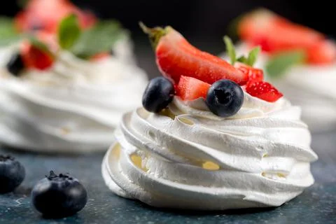 The process of making Pavlova dessert 스톡 사진