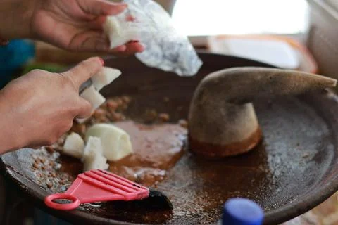 Process of making peanut sauce for gado gado Fotos de archivo