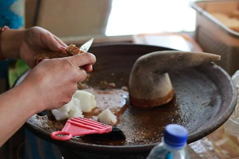 Process of making peanut sauce for gado gado Fotos de archivo