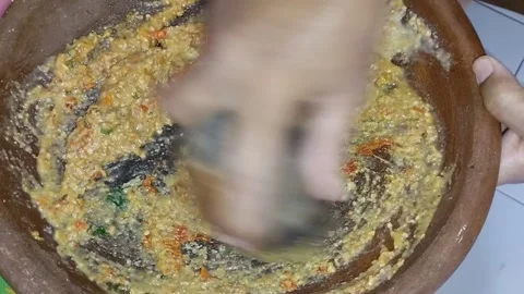 The process of making peanut sauce by grinding it 스톡 동영상 288946455