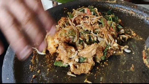 The process of making pecel typical of Java 스톡 동영상 112765728