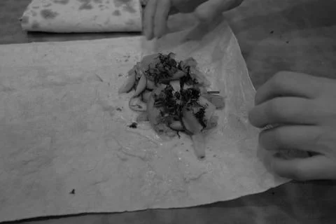 The process of making pizza is visible the product of the human hand Foto stock