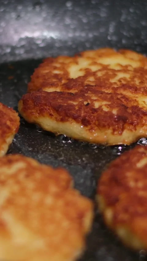 Process of making potato pancakes step by step rub grind, crush, grate potatoes Vídeos de archivo 308788427