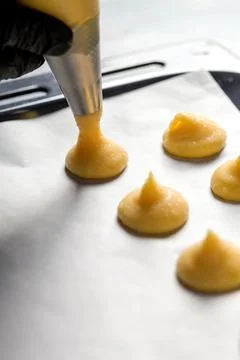 The process of making profiteroles using a cooking bag 库存照片