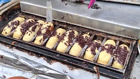 The process of making pukis cake or pancong cake, a traditional cake Vídeos de archivo 339274866