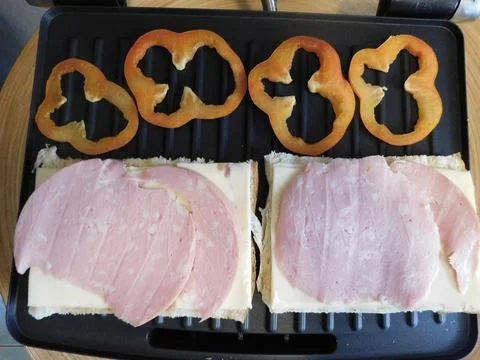 The process of making a sandwich with ham, cheese and egg 스톡 사진