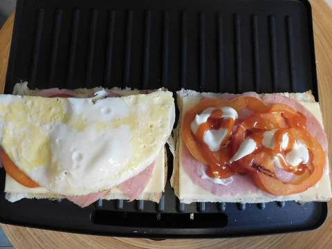 The process of making a sandwich with ham, cheese and egg 스톡 사진