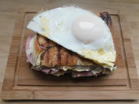 The process of making a sandwich with ham, cheese and egg 스톡 사진