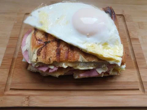 The process of making a sandwich with ham, cheese and egg 스톡 사진