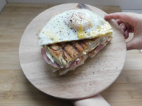 The process of making a sandwich with ham, cheese and egg Foto stock