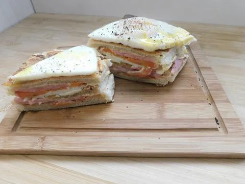 The process of making a sandwich with ham, cheese and egg 스톡 사진