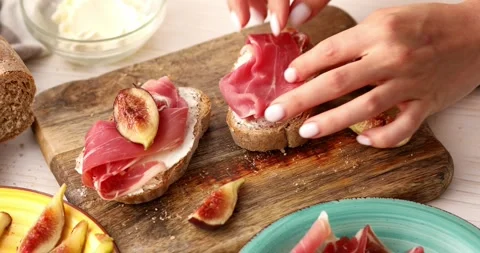 The process of making a sandwich with prosciutto and figs. Stock Footage 249334516