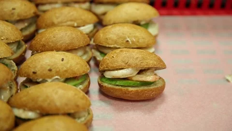 The process of making shrimp bread at Emirates Flight Catering's Vidéo 133185421