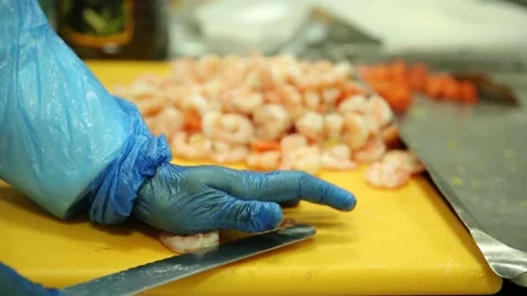 The process of making shrimp bread at Emirates Flight Catering's Vidéo 133186419
