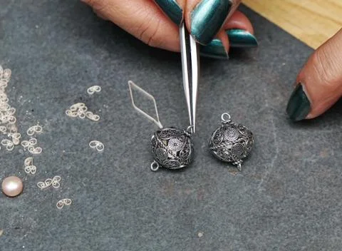 Process of making silver filigree Fotos de archivo