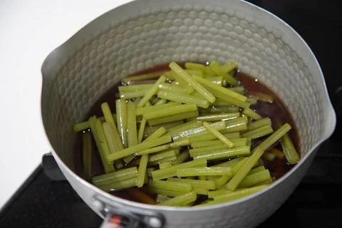 The process of making simmered butterbur Foto stock