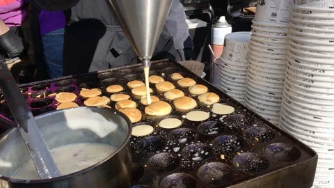 The process of making small pancakes 库存影片 129032431