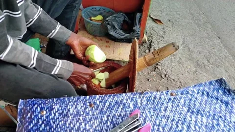 The process of making spicy fruit salad or in Indonesia is called "Rujak Tumbuk" Video stock 222020908