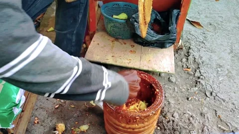 The process of making spicy fruit salad or in indonesia is called "Rujak Tumbuk" Video stock 222021822