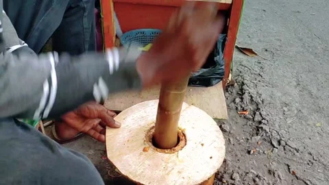 The process of making spicy fruit salad or in indonesia is called "Rujak Tumbuk" Video stock 222021843