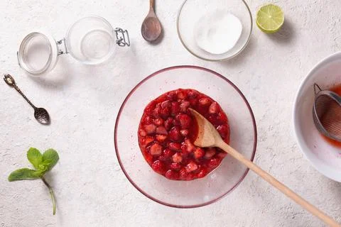 The process of making strawberry jam in the home kitchen Stockfoto's
