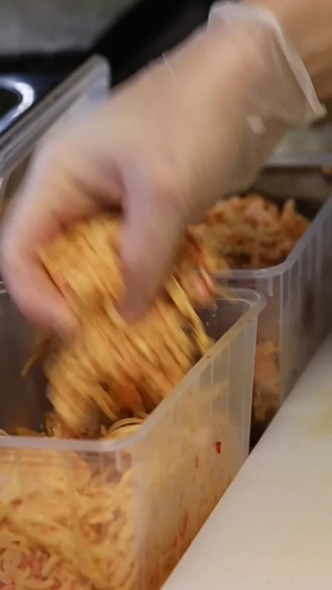 The process of making a sushi burger from start to finish Видео 332490113