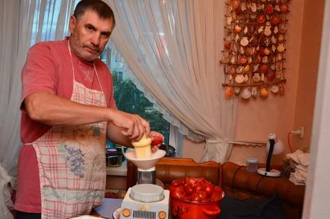 The process of making tomato juice, with human hands, objects, and tomatoes.. Foto stock