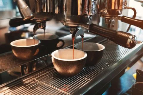 Process of making two cups of coffee drink at the same time using professional Stock-Fotos