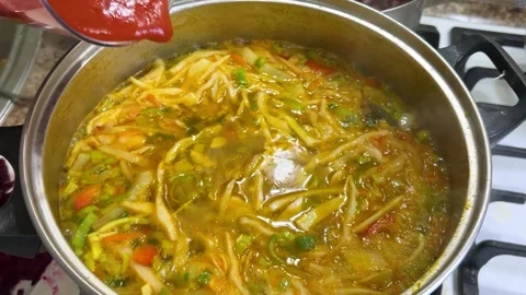 The process of making Ukrainian borscht. 库存影片 302755070