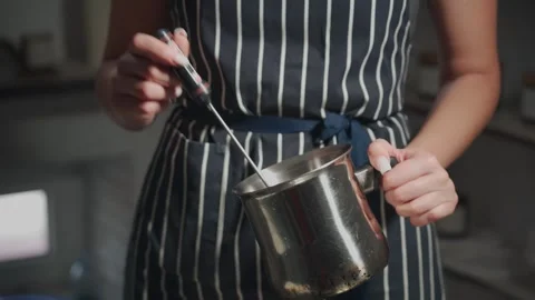 The process of making wax scented candles. A woman in a striped apron checks the Vídeo Stock 269426408
