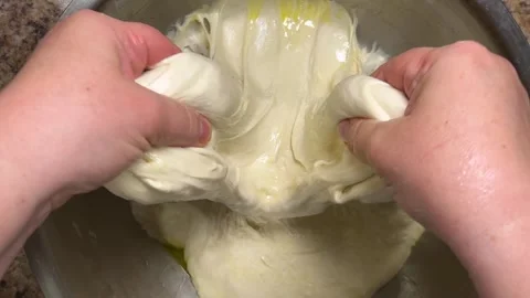 The process of making yeast dough for ciabatta at home. Stretching and folding. 库存影片 321157193