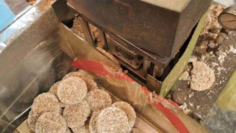 The process of making/producing gluten free, puffed rice cakes/bread/creackers Vídeos de archivo 125938495