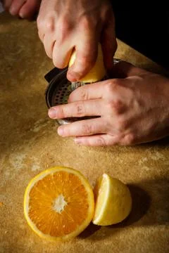 Process of manual extraction of fresh lemon juice with squeezer Fotos de archivo