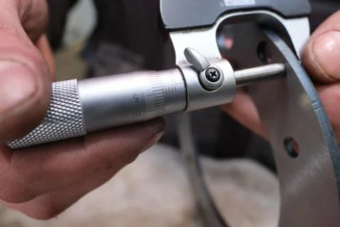 The process of measuring the ring of a large diesel engine in a machine-build Foto stock