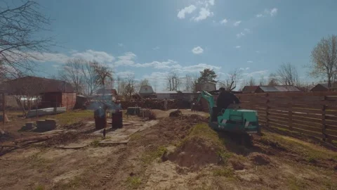 The process of the mini tractor, tractor driver, tractor uproots a tree Vidéo 334058209