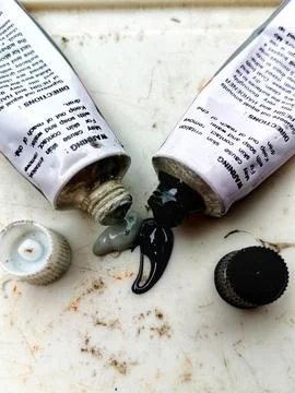 The process of mixing 2 elements of iron glue. Foto stock