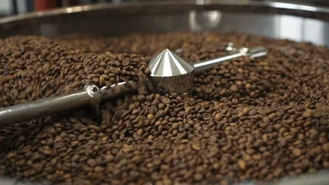 Process of mixing and grinding roasted coffee beans with equipment. Slowly Vídeo Stock 121403445