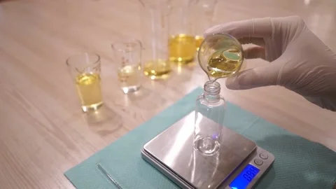The process of mixing the essential oils in the laboratory Video stock 195610826