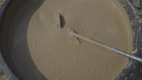 This is the process of mixing the mortar for plaster. Stockbeeldmateriaal 130366451
