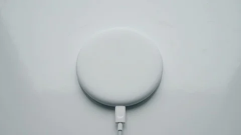 Process of mobile phone charging on an induction station pad. Vídeos de archivo 105609653