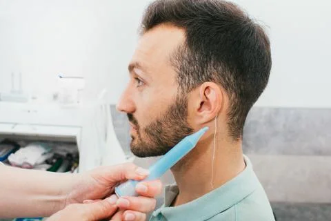 Process of molded individual hearing aid earmolds. A man, having procedure ma Foto stock