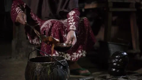 The process of molding liquid palm sugar using coconut shell media Stock Footage 240068749